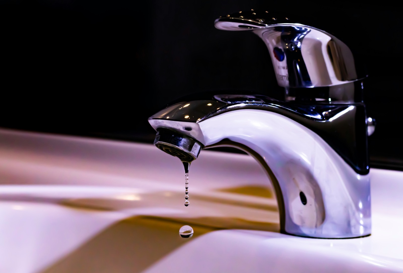 Un robinet qui goutte une fois de plus après avoir été fermé, comme la goutte tardive que beaucoup remarquent après avoir uriné