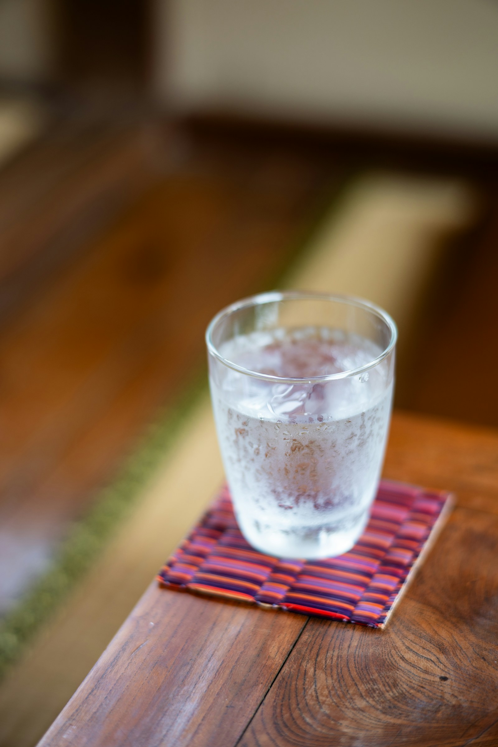 Un jet faible est la dernière goutte d'une longue chaîne qui commence au verre d'eau, pas à l'urètre.